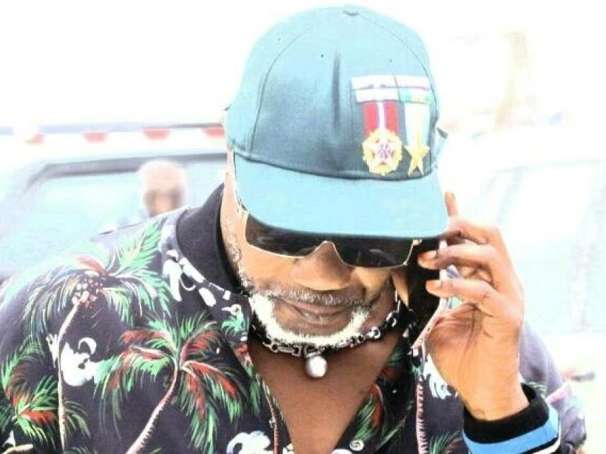 « J’ai adressé une invitation écrite à  Werrason pour mon spectacle «Koffi à la carte», ce 22 décembre en la salle Showbuzz, à Kinshasa.» Le patron de Quartier Latin confirme lui-même avoir chargé l’un de ses collaborateur d’aller déposer le carton à la résidence du leader de Wenge Maison- Maire à Ma campagne. Au cours de la conférence de presse qu’il a tenue le samedi 16 décembre 2017, à Roméo Golf dans la commune de la Gombe, Koffi Olomide qui a nourri l’espoir de voir Ngiama Werrason à ses côtés durant c